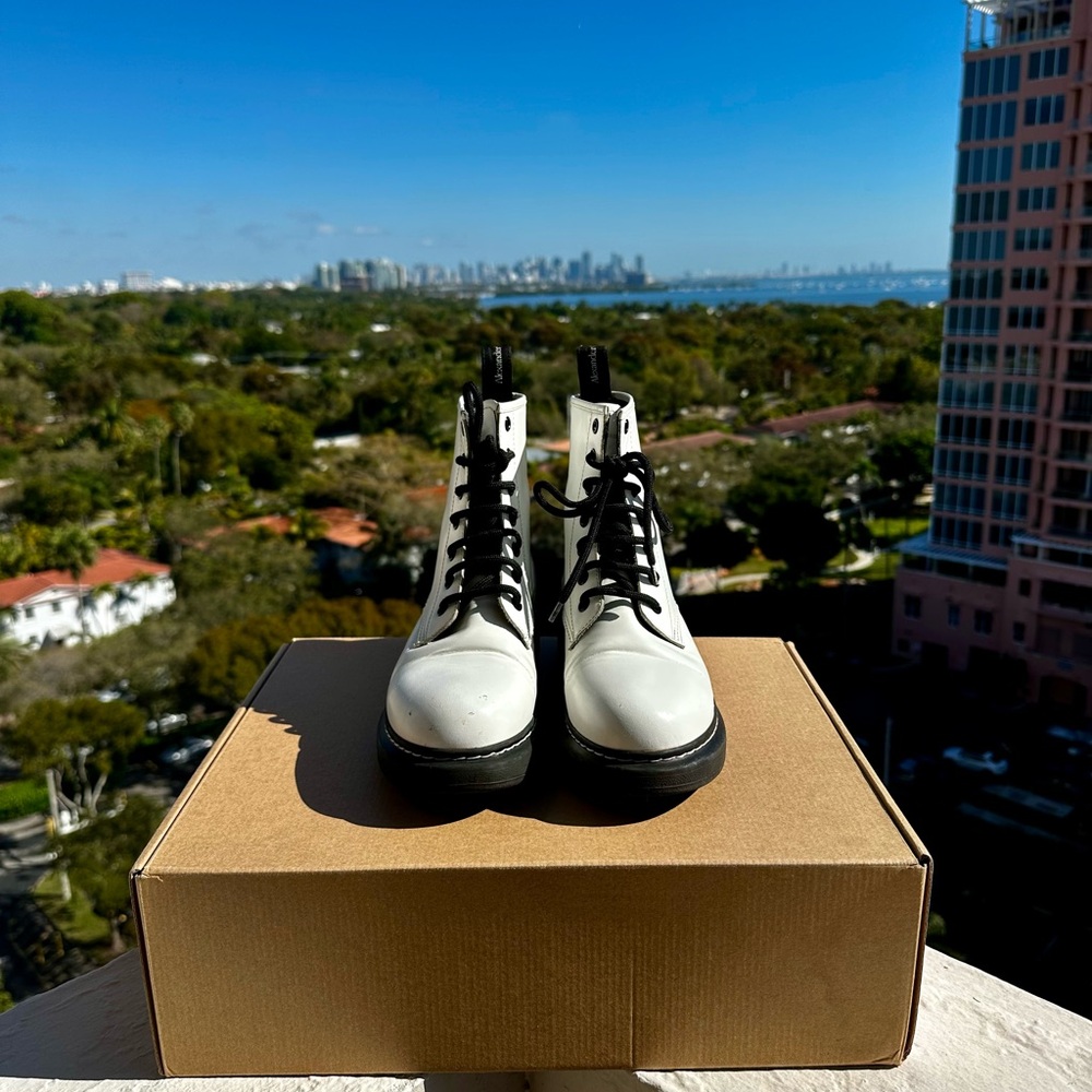 Alexander McQueen White Leather Combat Boots Lace Up Round Toe EU 37 | US 6.5 7 - Picture 4 of 10